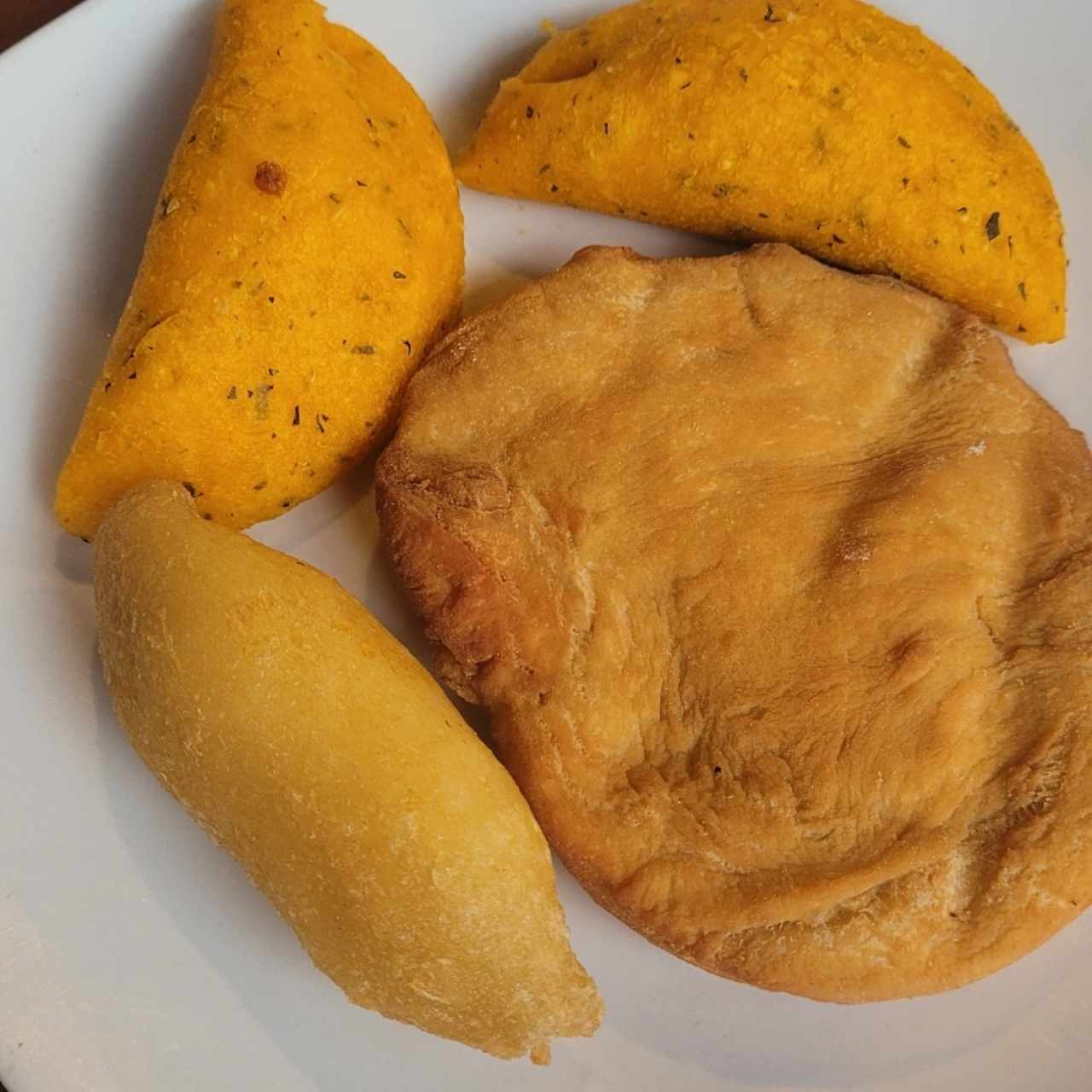 Frituras - Empanada de Pollo , hojaldre y carimañola