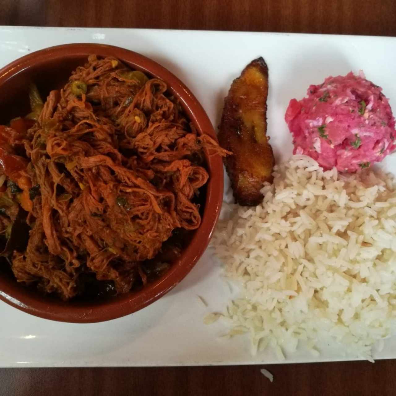 Ropa vieja, arroz blanco y ensalada de papas