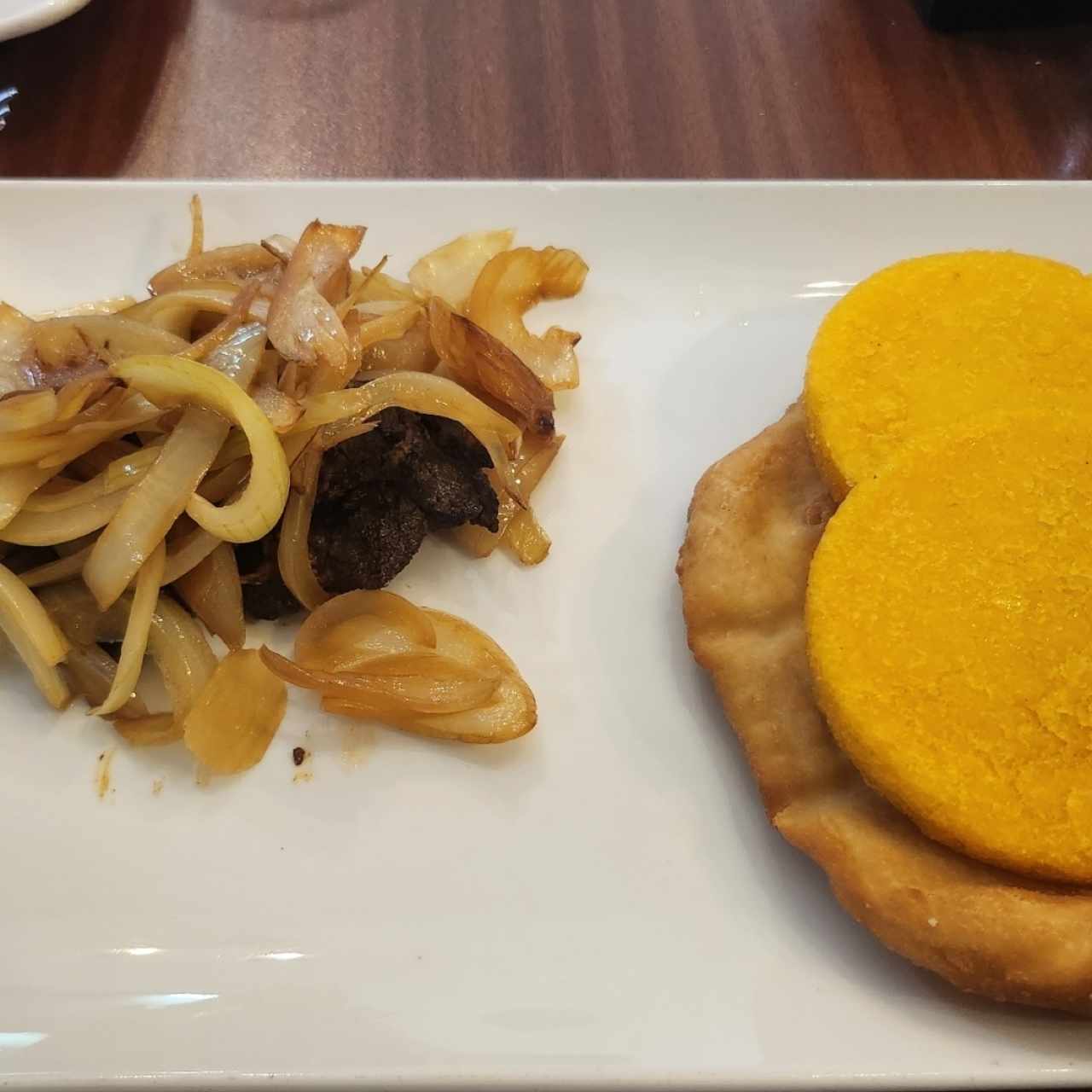 Bistec de Hígado con tortilla y Hojaldre