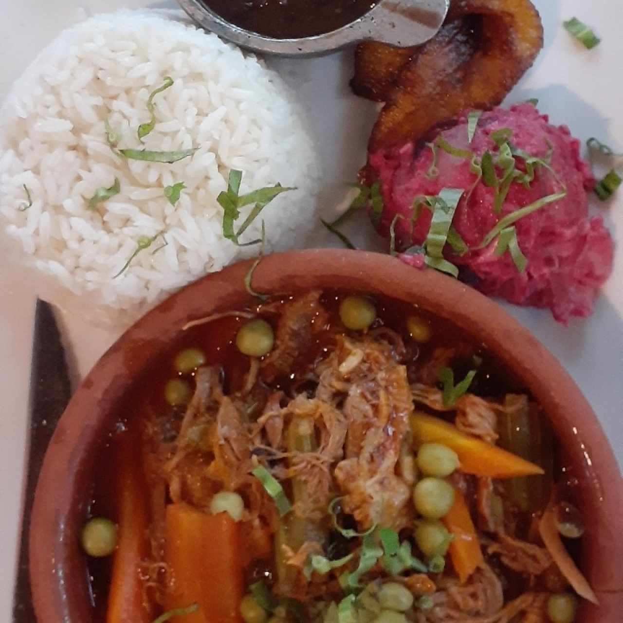 Ropa Vieja, ensalada y Tajadas maduras