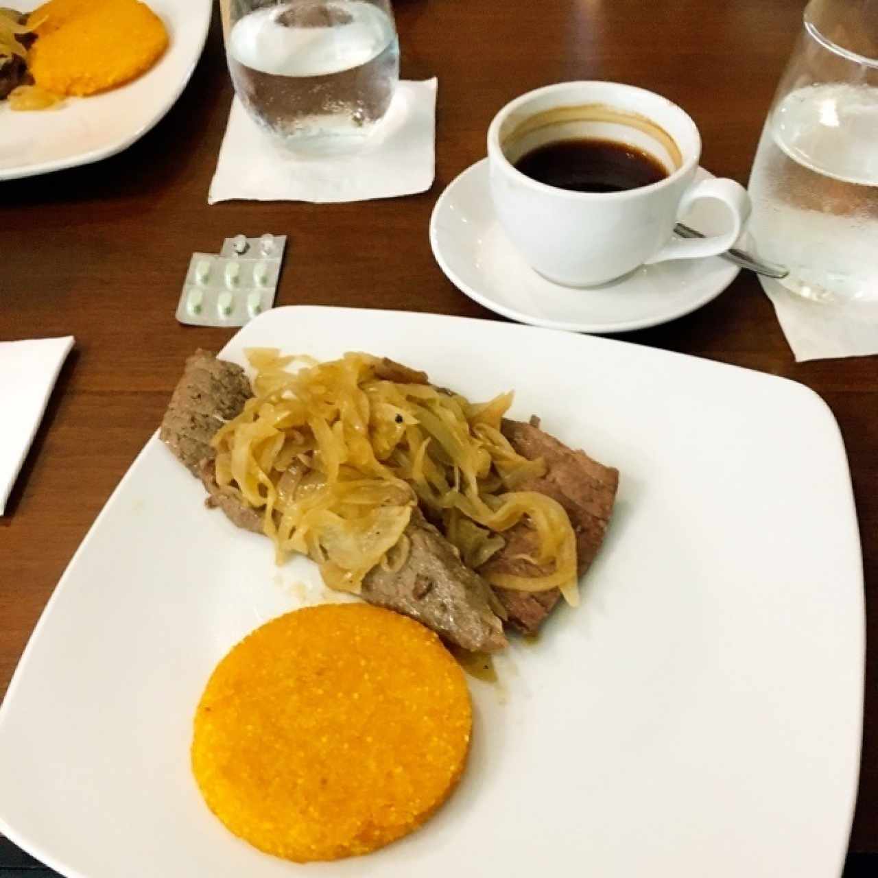 bistec encebollado con cafecito 😍