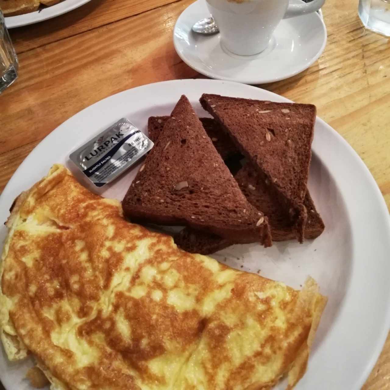 omelette jamón, queso y tomate con tostadas integrales