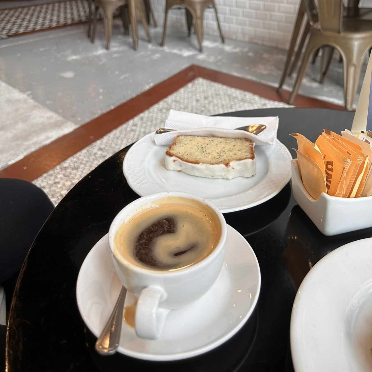 Café americano y cake de limón y chía