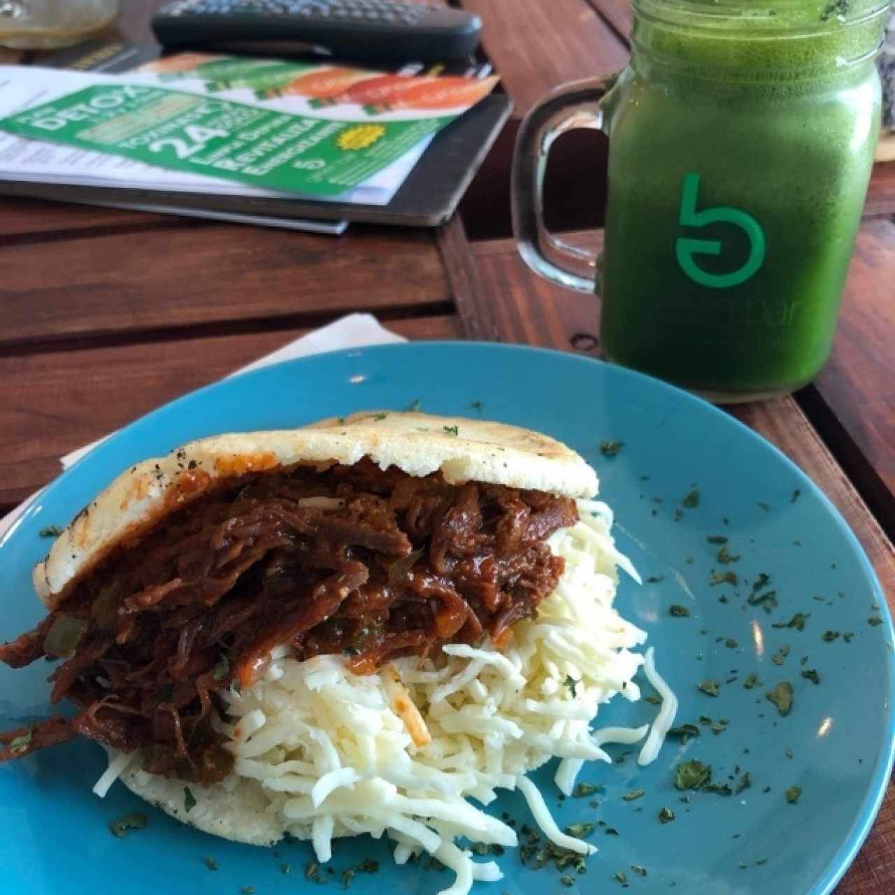 Arepa de carne mechada