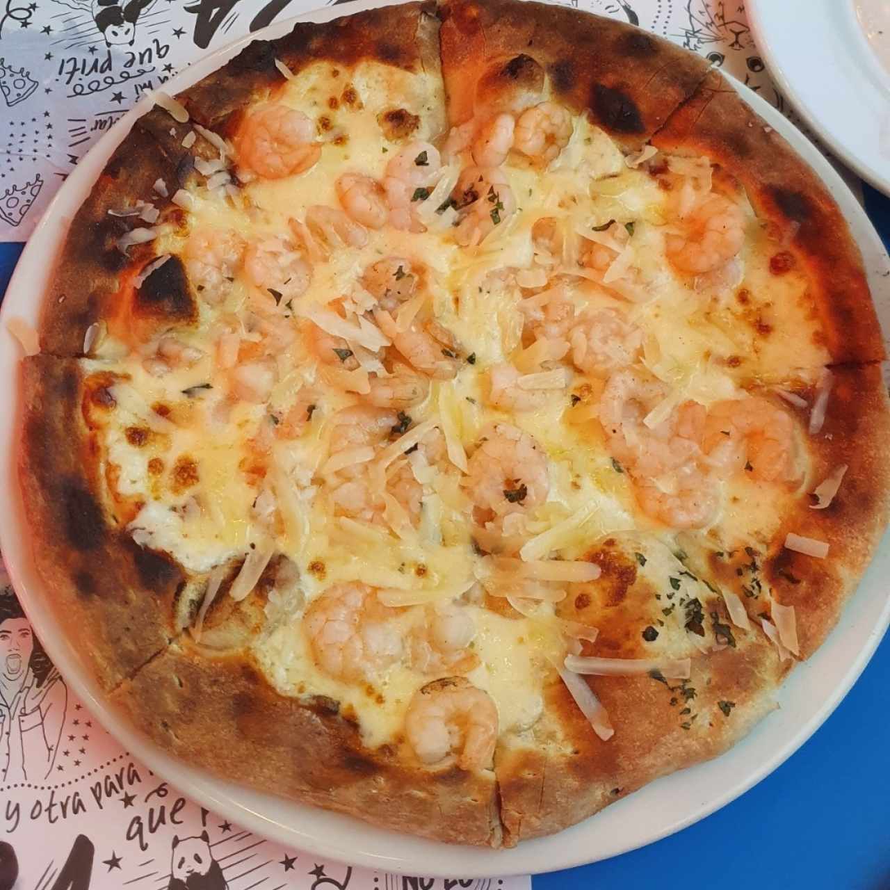 Pizza de camarón a la parmesana