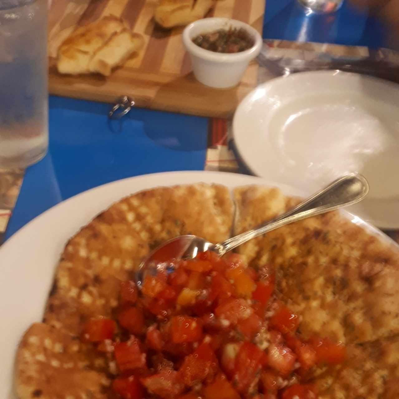 empanaditas deliciosas y pan pizza con tomate  orégano ricos 