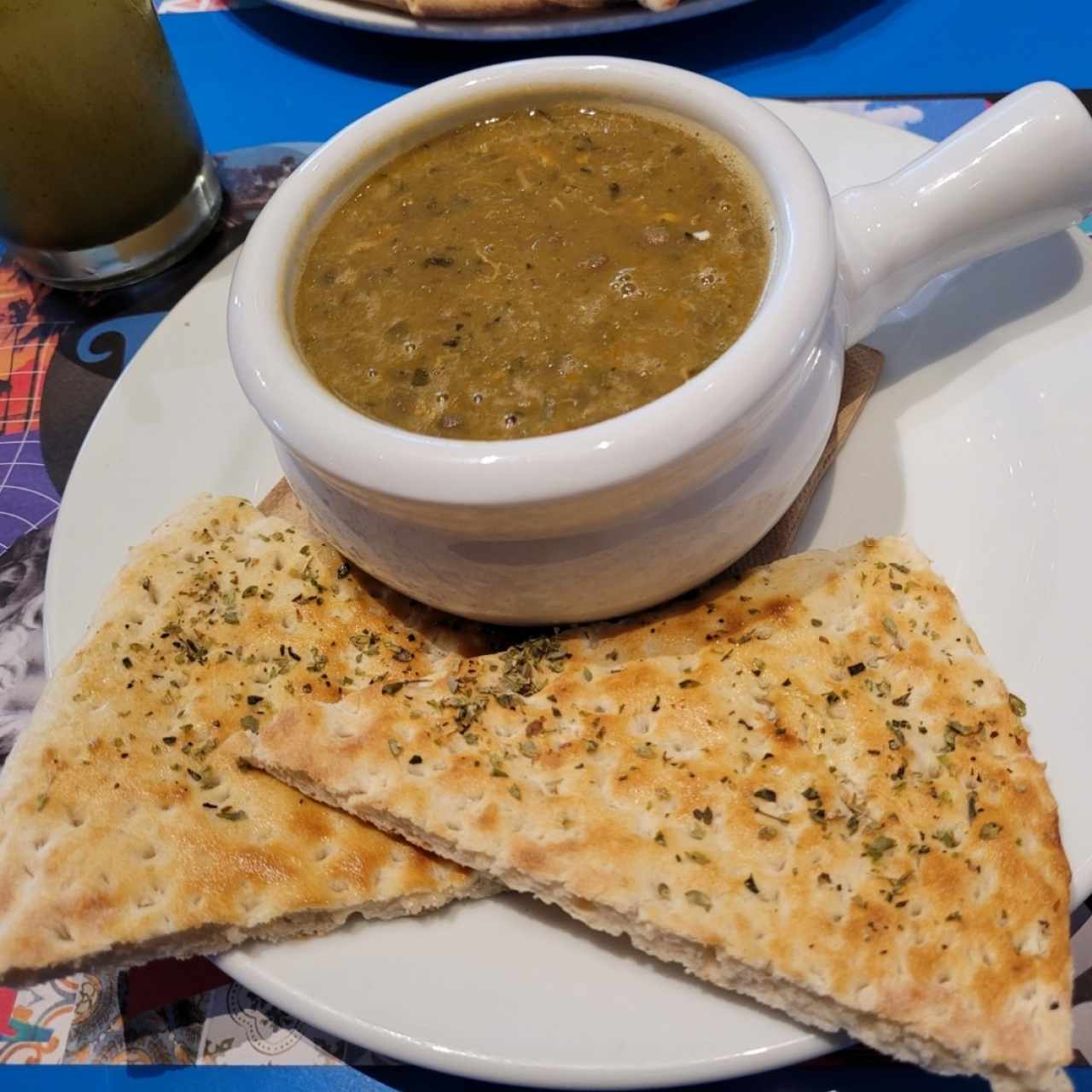 Sopa de lentejas con pollo.