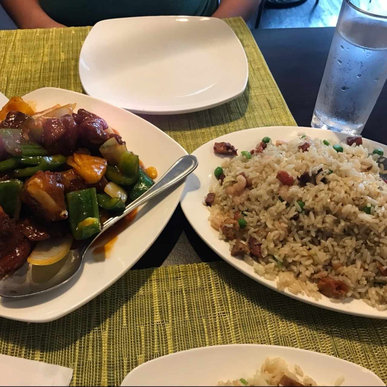 Costillas agridulce y arroz frito con camarones y pollo