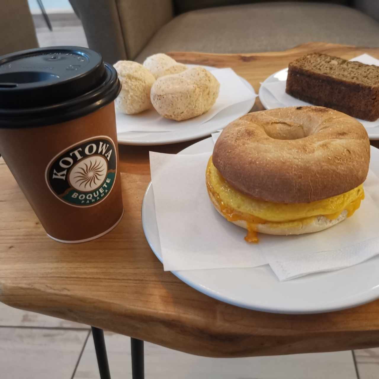 Bagel de queso y huevo, panes de queso y pan de banana con un café negro excelente... 