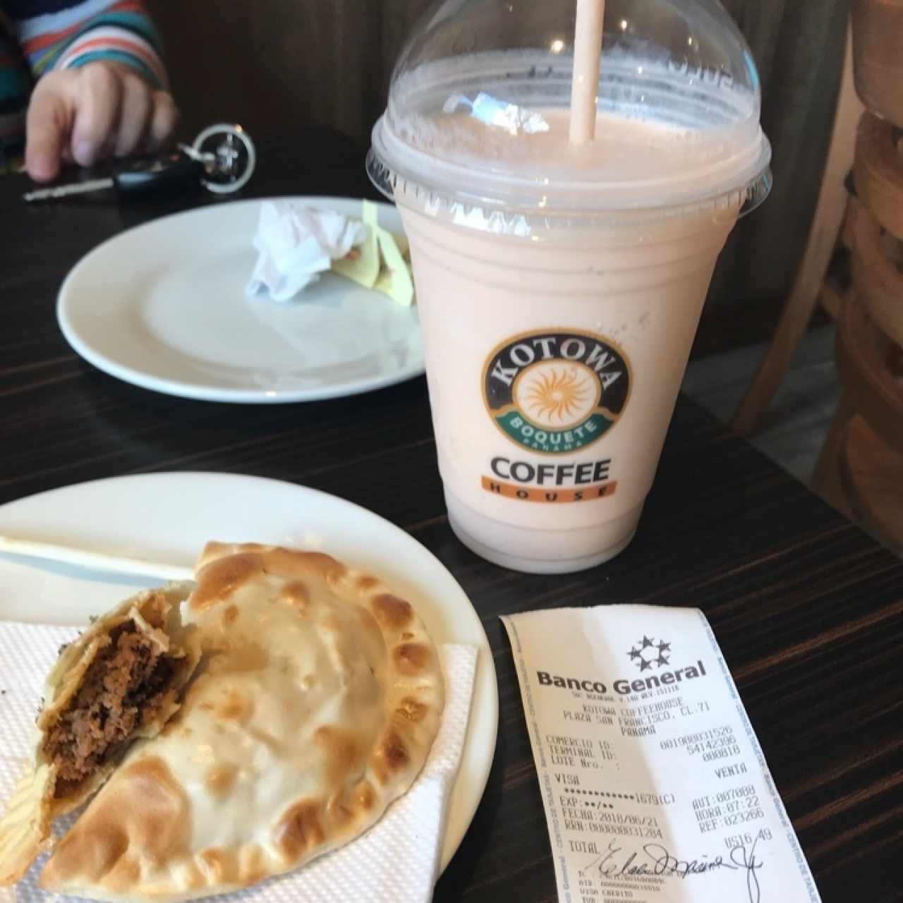 Empanadas de Carne al Estilo Panameño y Frappé de Melocotón