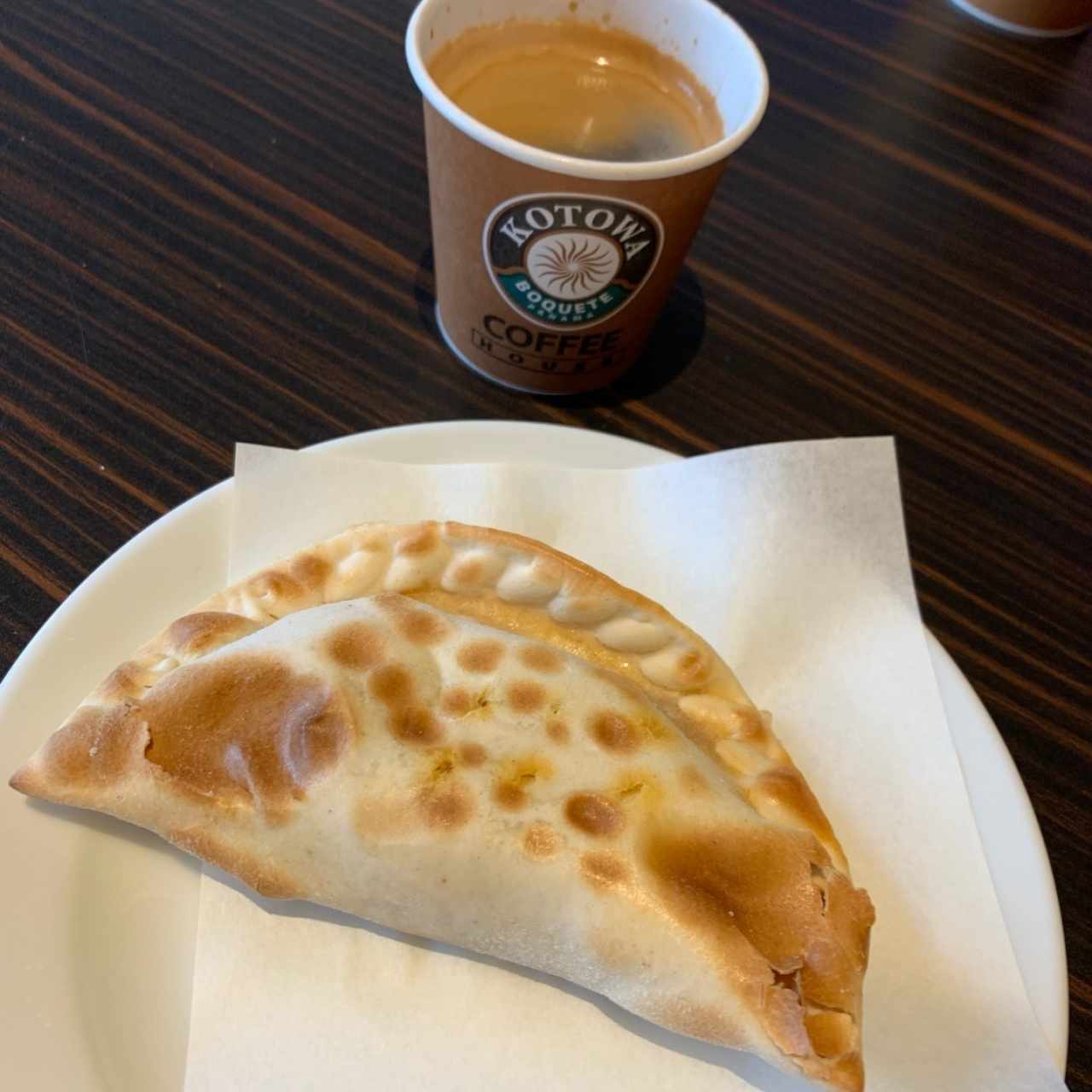 Doble Expresso y Empanada de Carne Picante