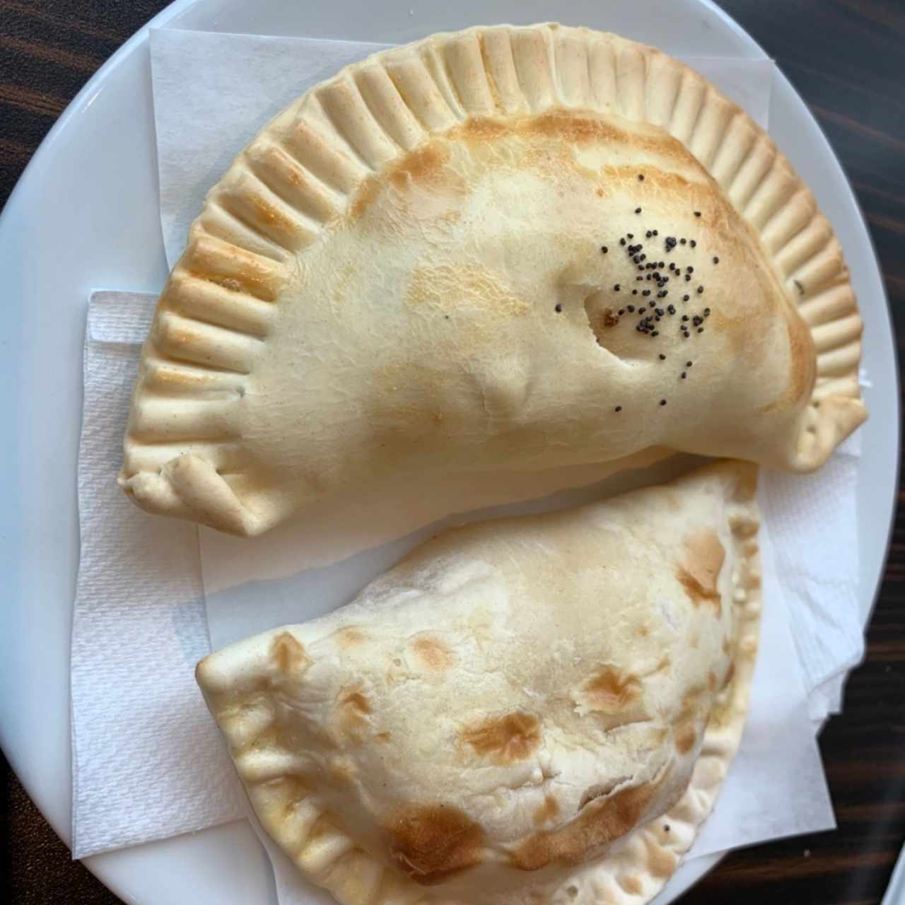 Empanada de Bistec Encebollado y Empanada de Queso Crema/Jamón 