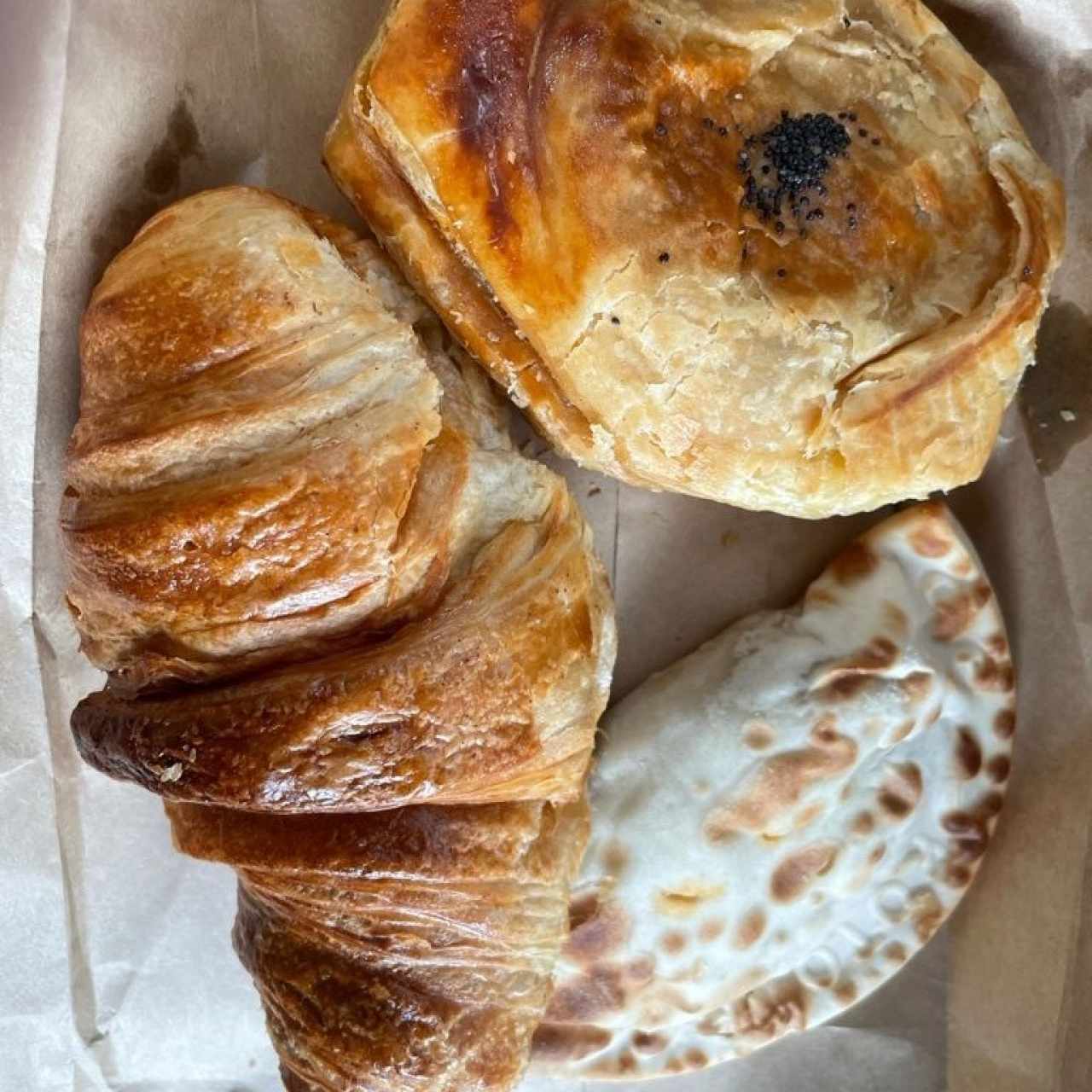 Pastelito de Carne, Croissant y Empanada de Carne Picante