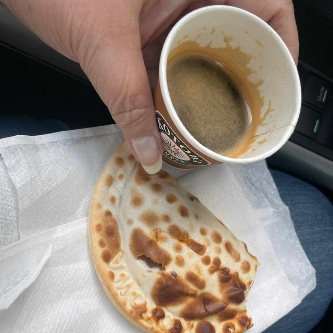 Expresso Doble y Empanada de Carne Picante 