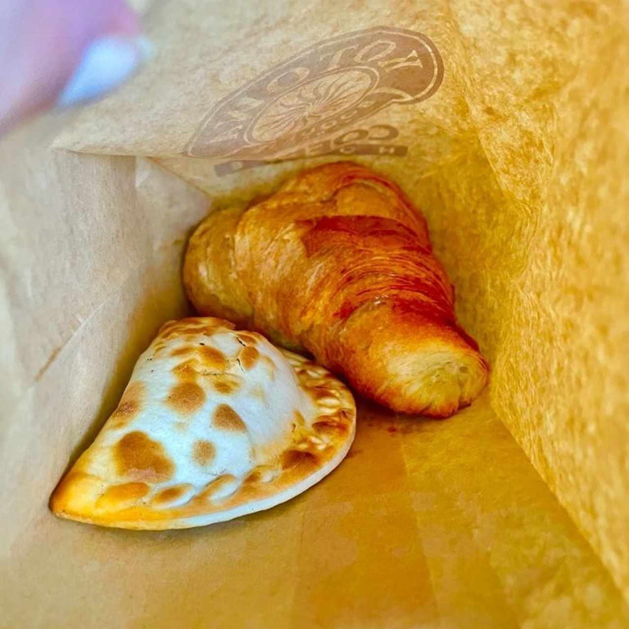 Empanada de Carne Picante y Croissant  