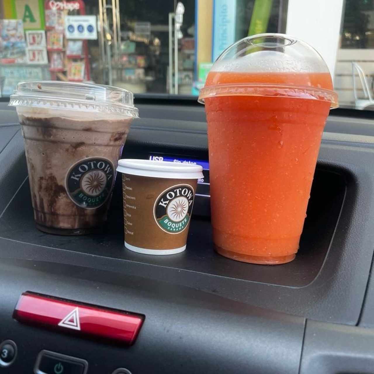 Frappé de Choco-Mint, Expresso Doble y Licuado de Papaya