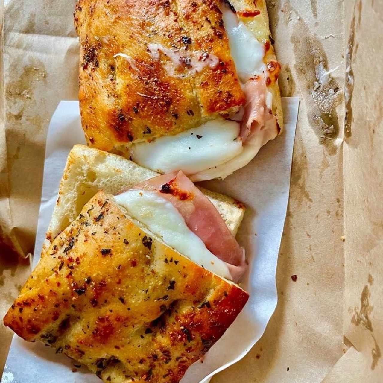 Emparedado de Focaccia con Mayonesa, Jamón Cocido y Queso Mozzarella