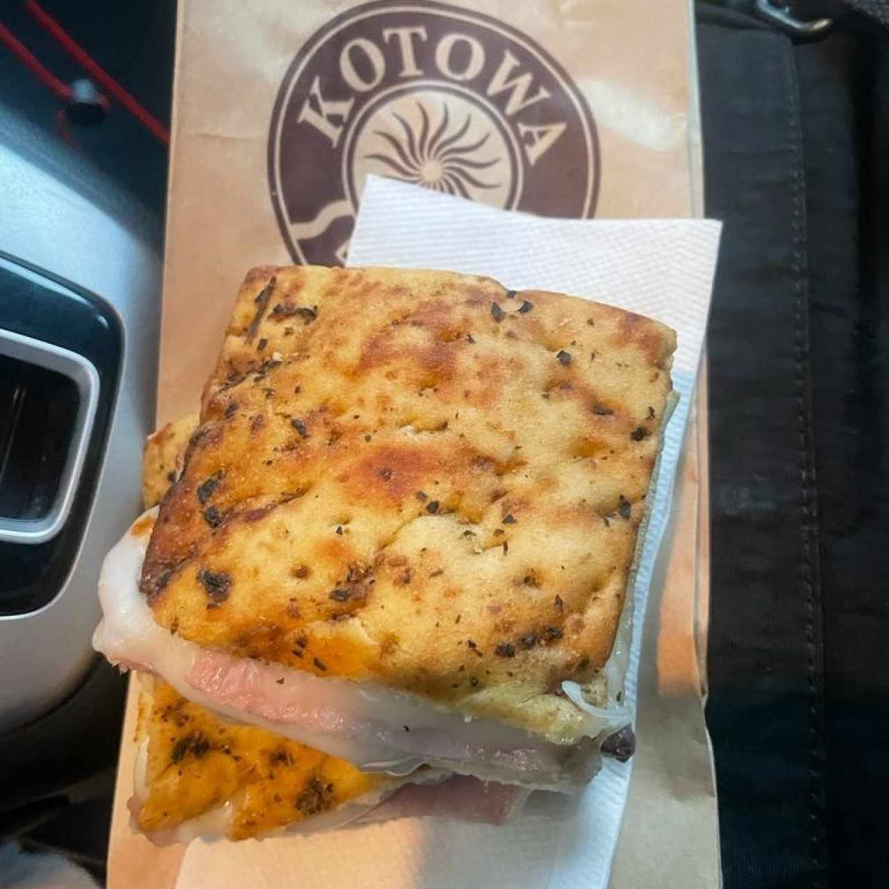 Emparedado Focaccia (con Mayonesa, Jamón Cocido y Queso Mozzarella)