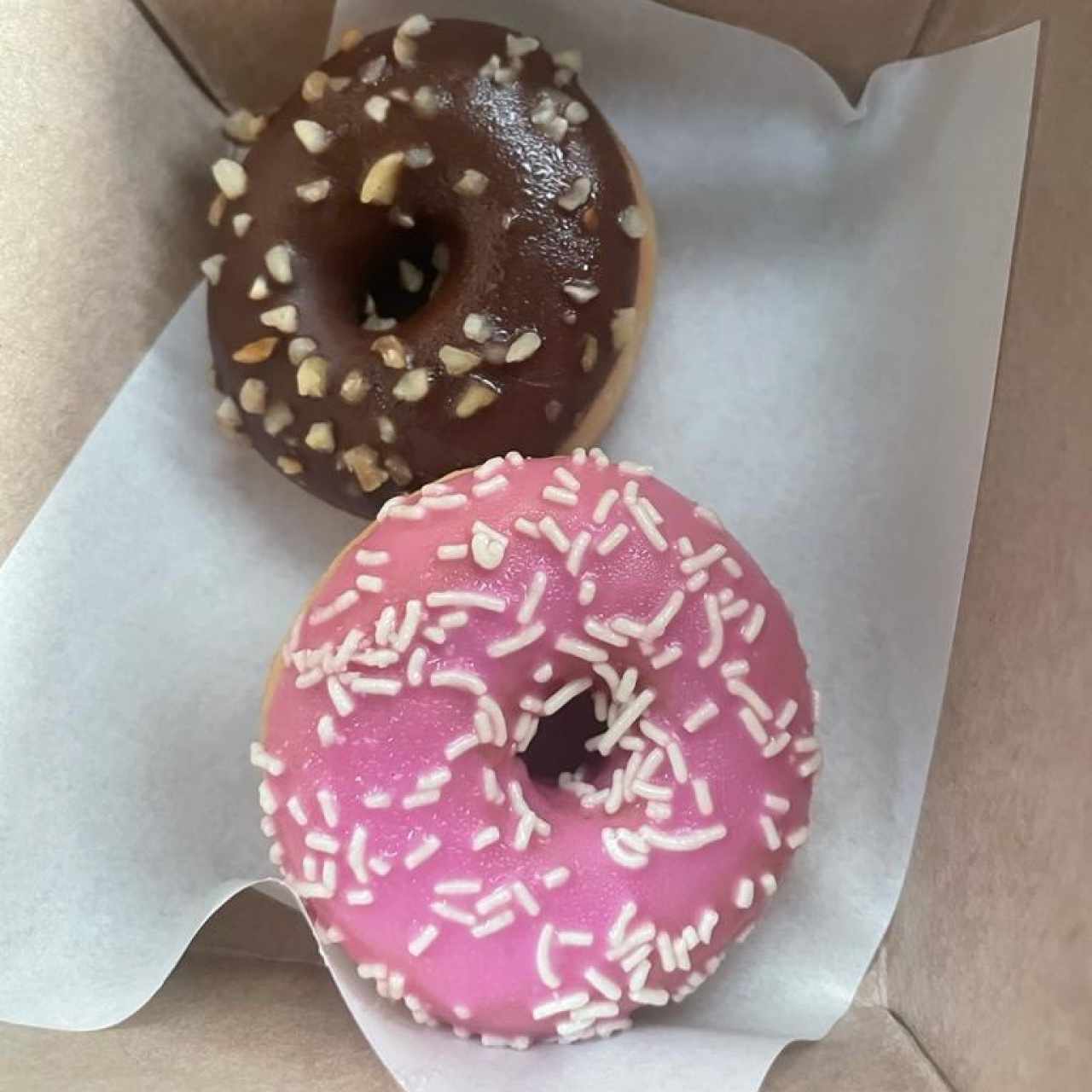 Mini Donuts de Chocolate (relleno de chocolate) y de Fresa (relleno de manjar)