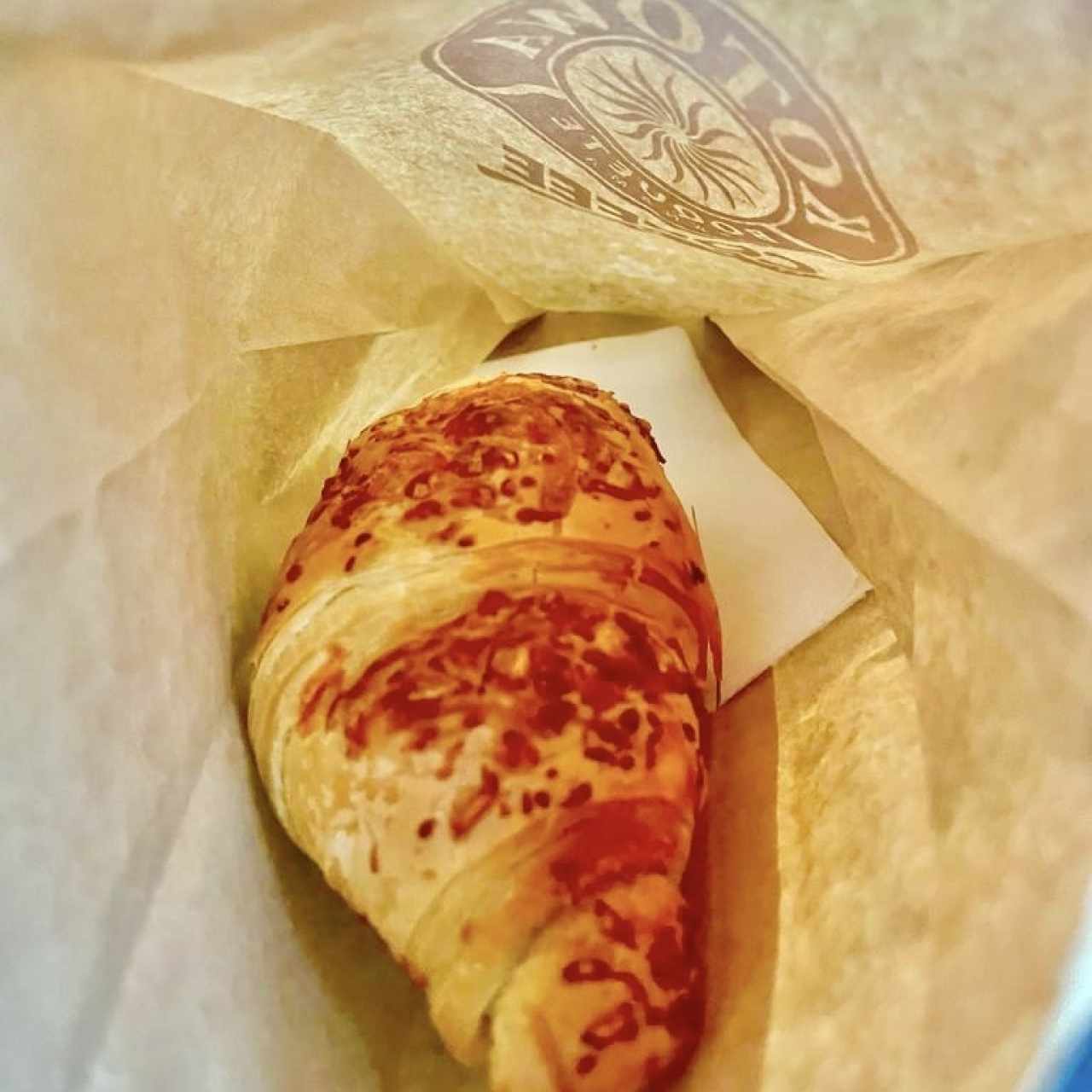 Croissant con Crema de Jamón y Queso