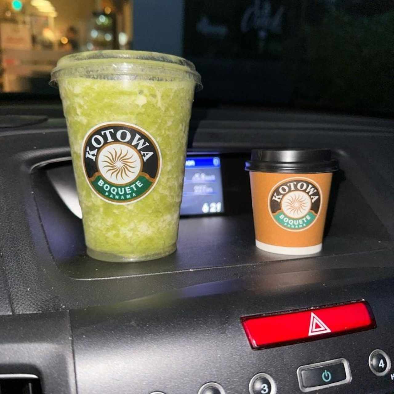 Licuado Verde (Kale, Maracuyá, Piña y Limón) y Expresso Doble