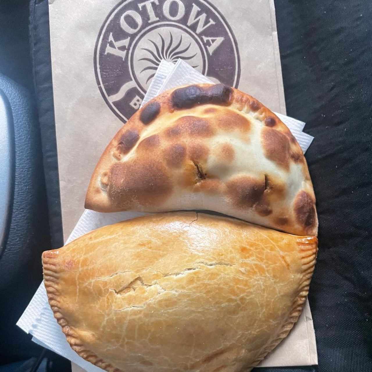 Empanada de Espinacas y Queso y Empanada de Pollo