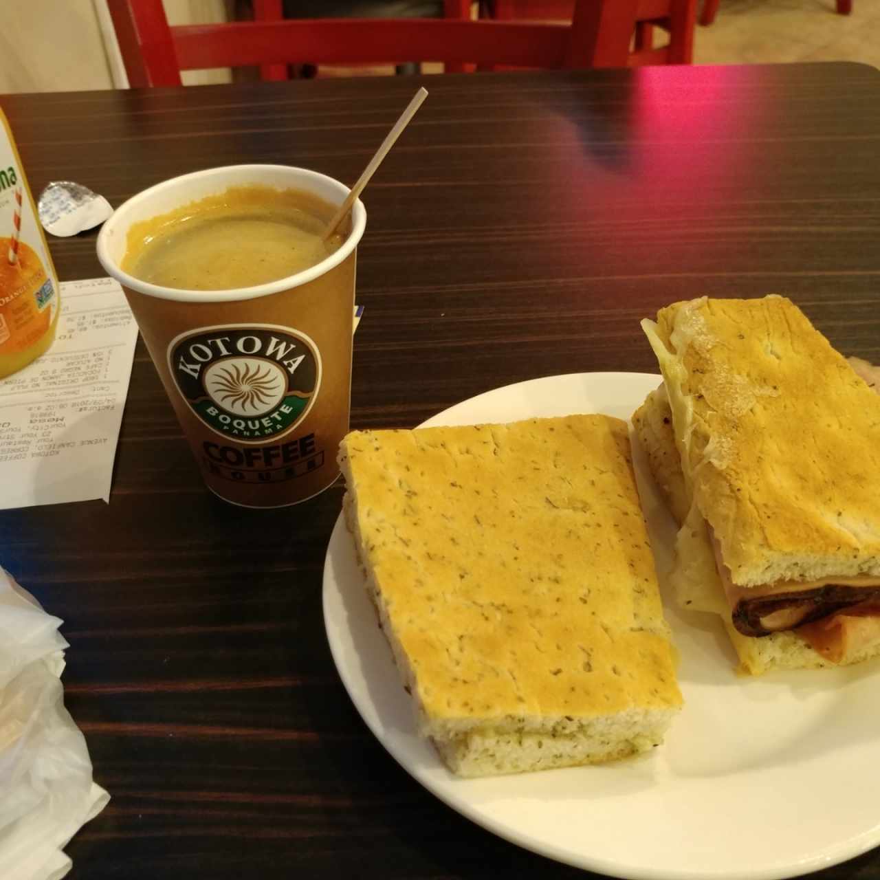 cafe y focaccia jamon. le puse extra jamon que lleve