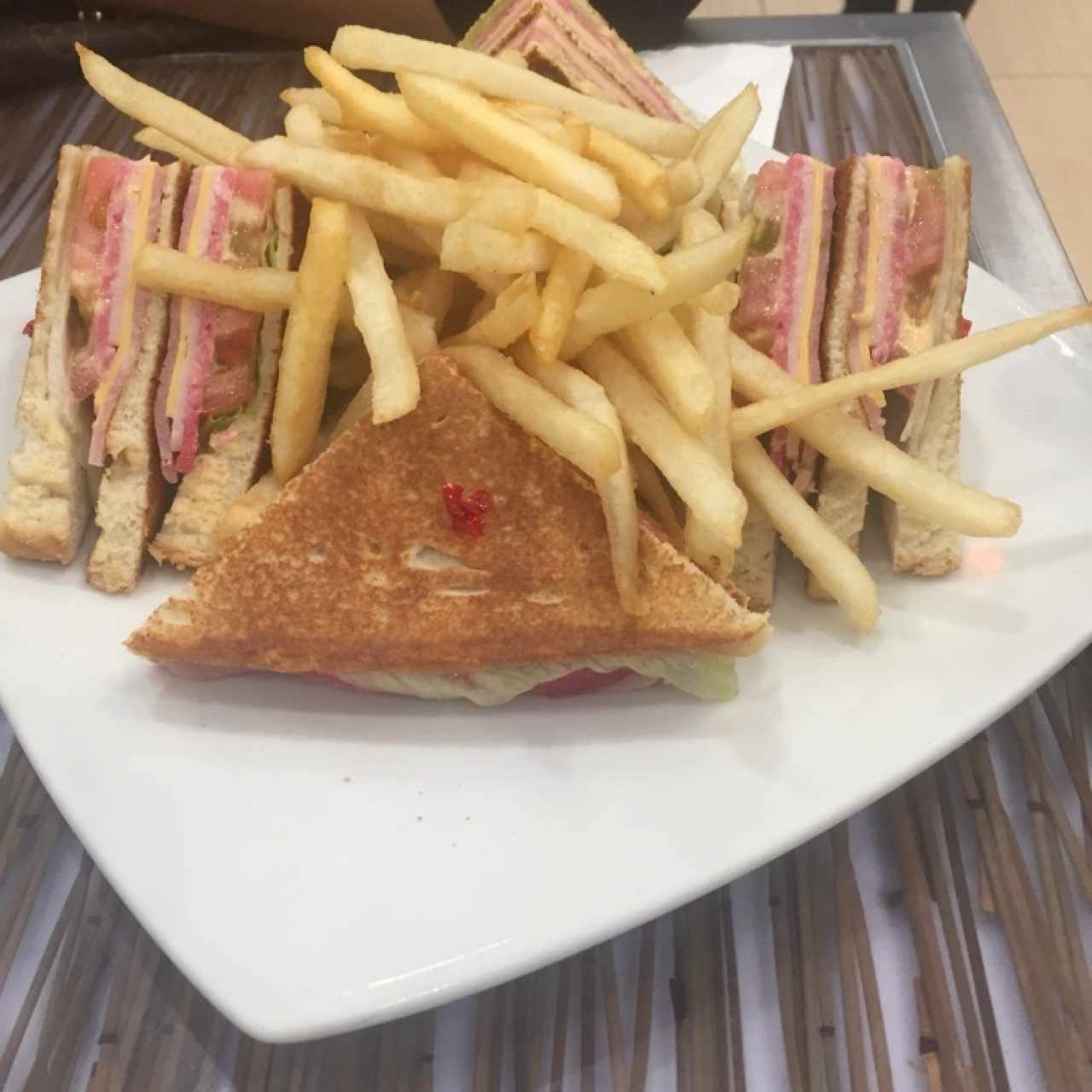 Club Sandwich con Papas Fritas