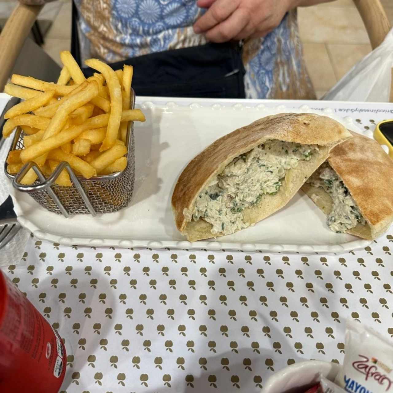 pita con chicken salad y papas fritas 