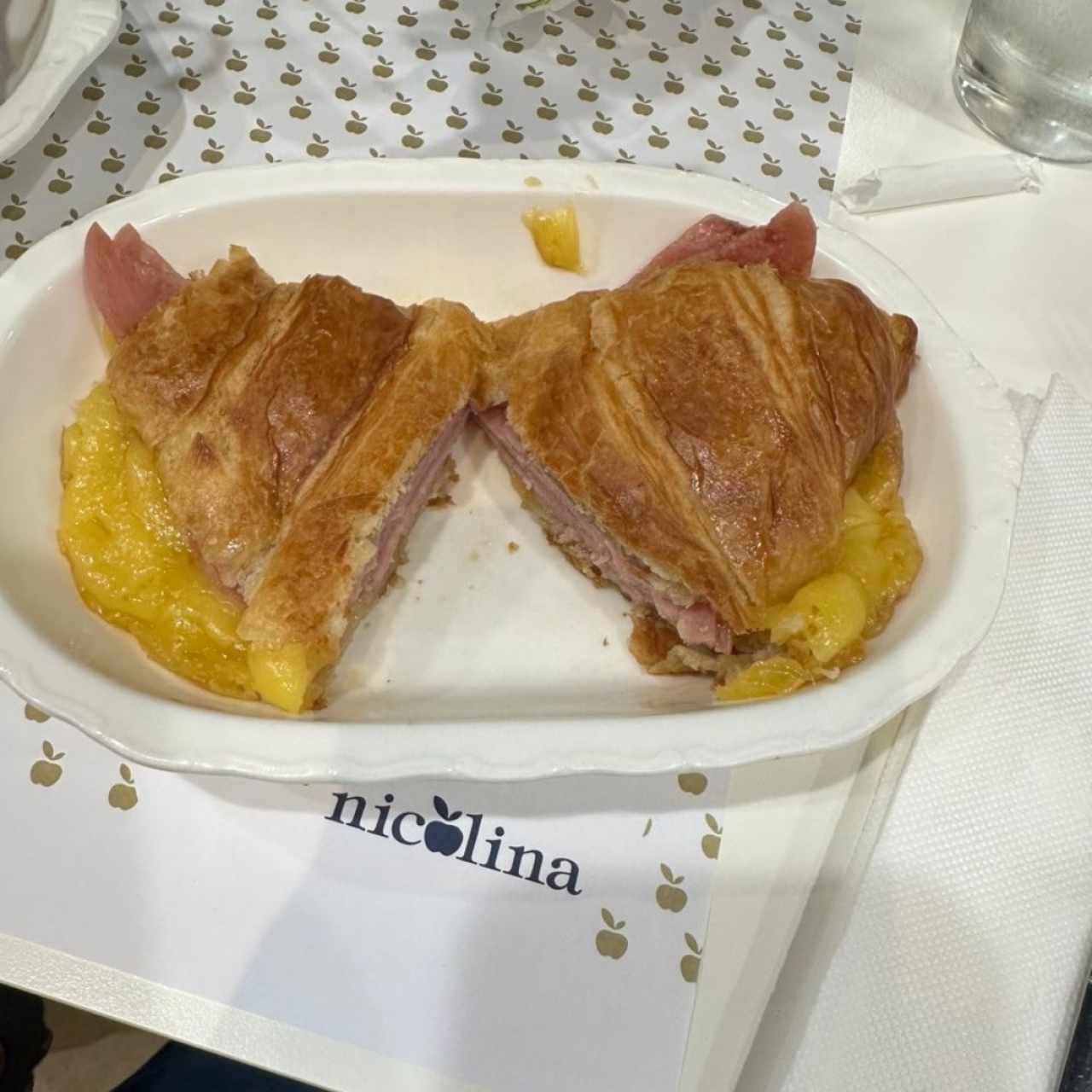 croissant jamón y queso a la plancha