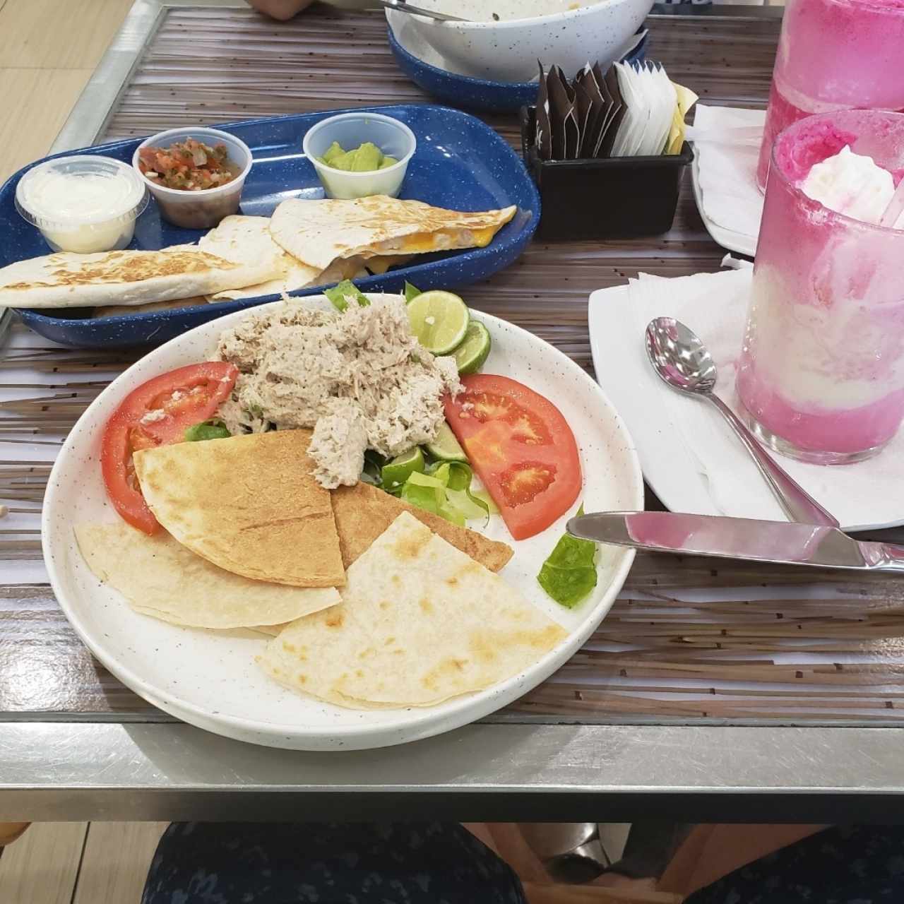 Quesadillas con  ensalade de atún y ice cream soda