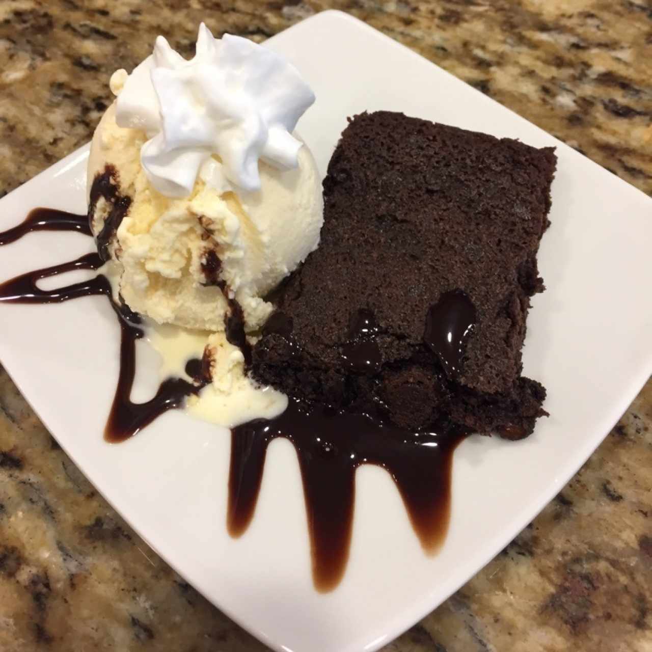 Brownie con helado