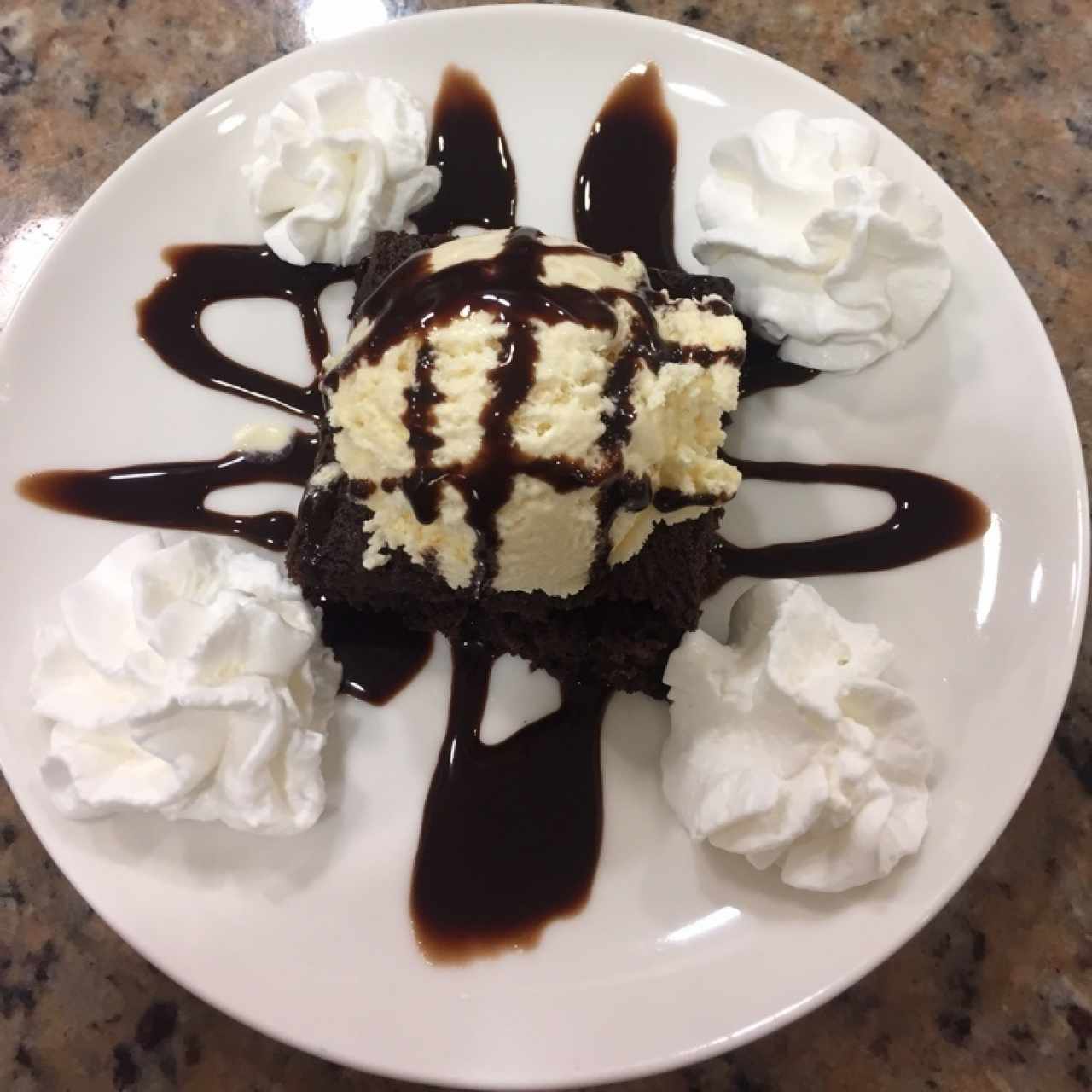 Brownie con helado