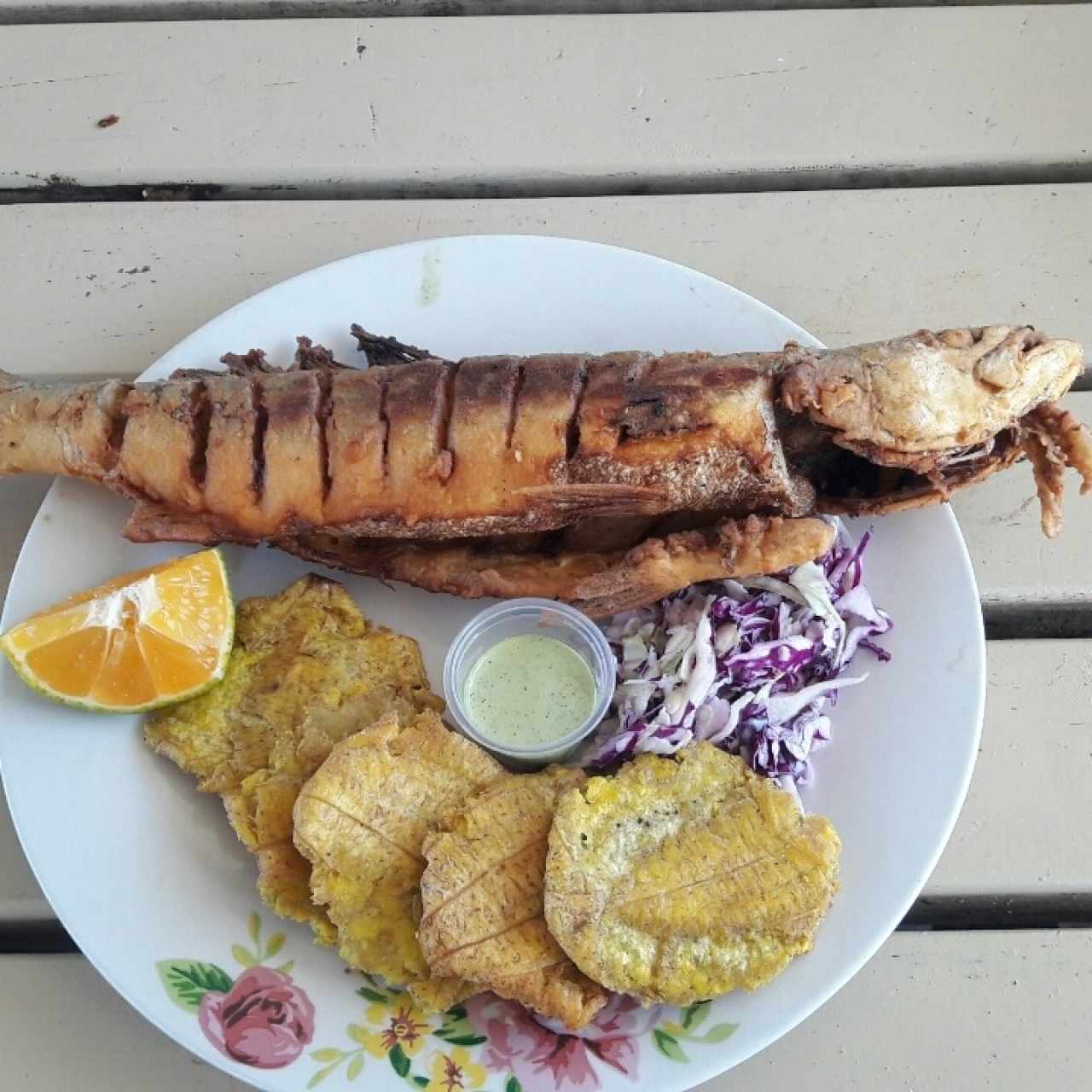 Pescado frito con patacones