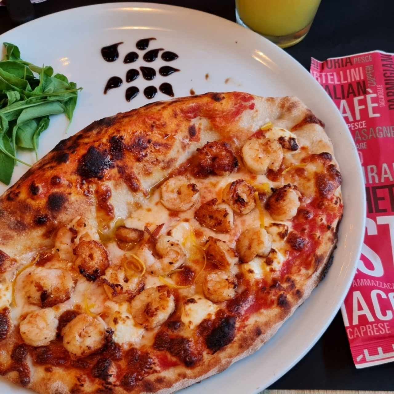 Calzone con pizza de camarones.