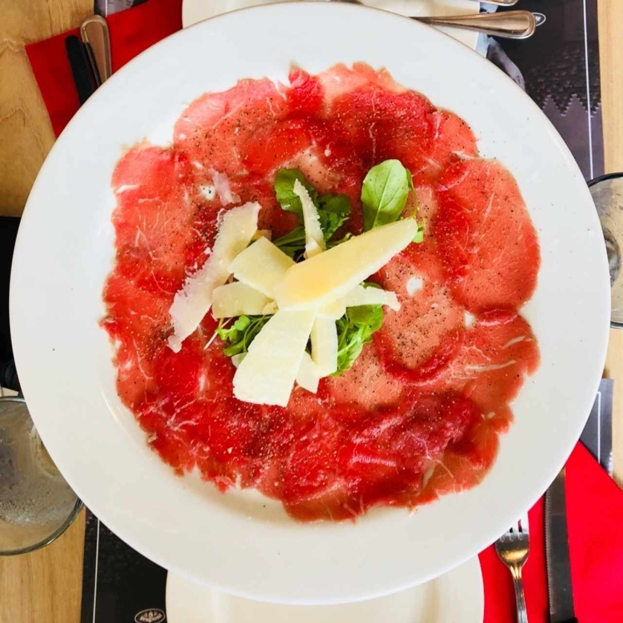 Carpaccio de Manzo con Rucola e Scaglie di Grana