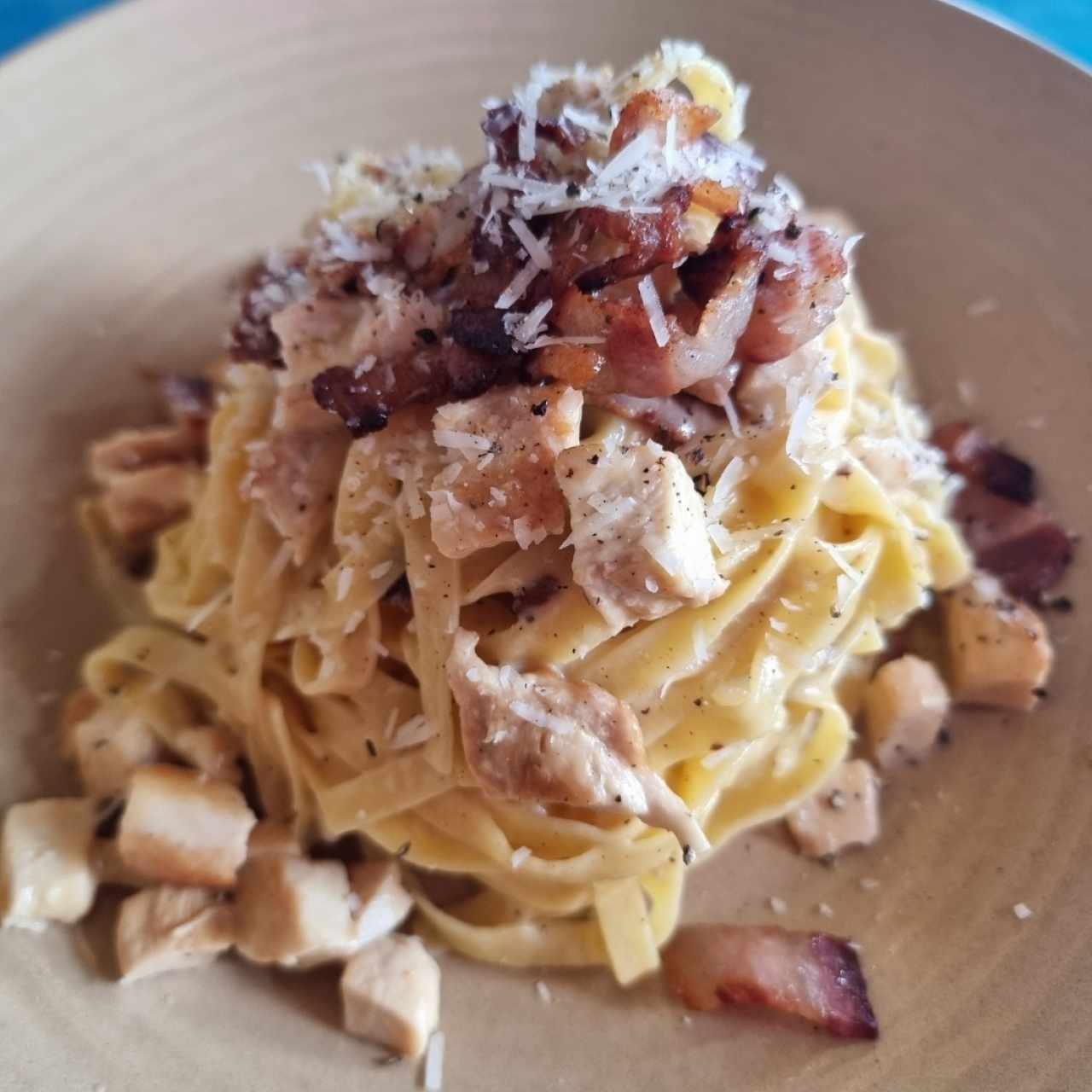 fetuccini a la carbonara con pollo adicional