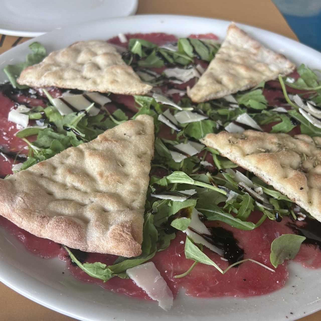 Carpaccio de Manzo con Rucola e Scaglie di Grana