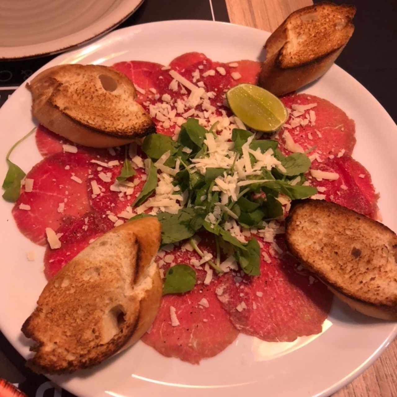 Carpaccio de Manzo con Rucola e Scaglie di Grana