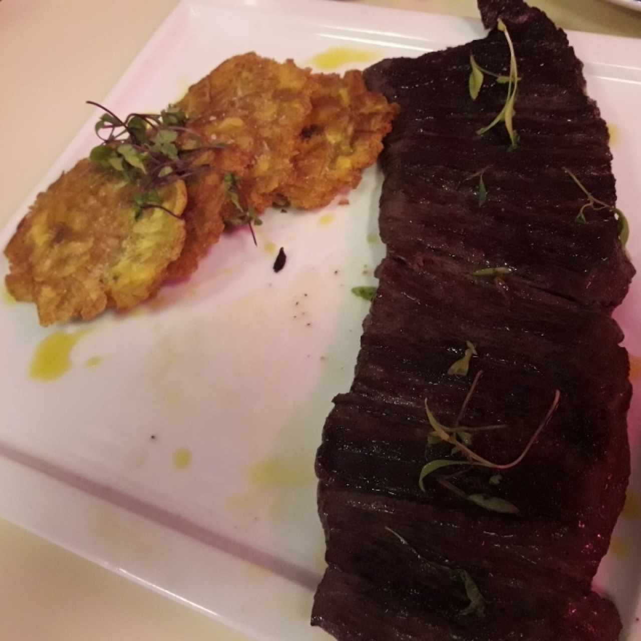 También pedi la entraña por que han hablado muy bien de este plato y les cuento que esta super suave y como soy platano lover obvio la pedi con patacones 😍 por cierto como me encantan crocantes, y lo mejor que super economico el platillo  se los recomiendo