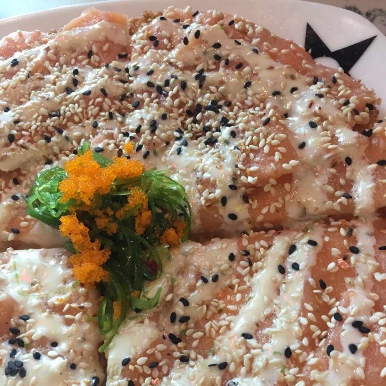 Sushi pizza de salmón