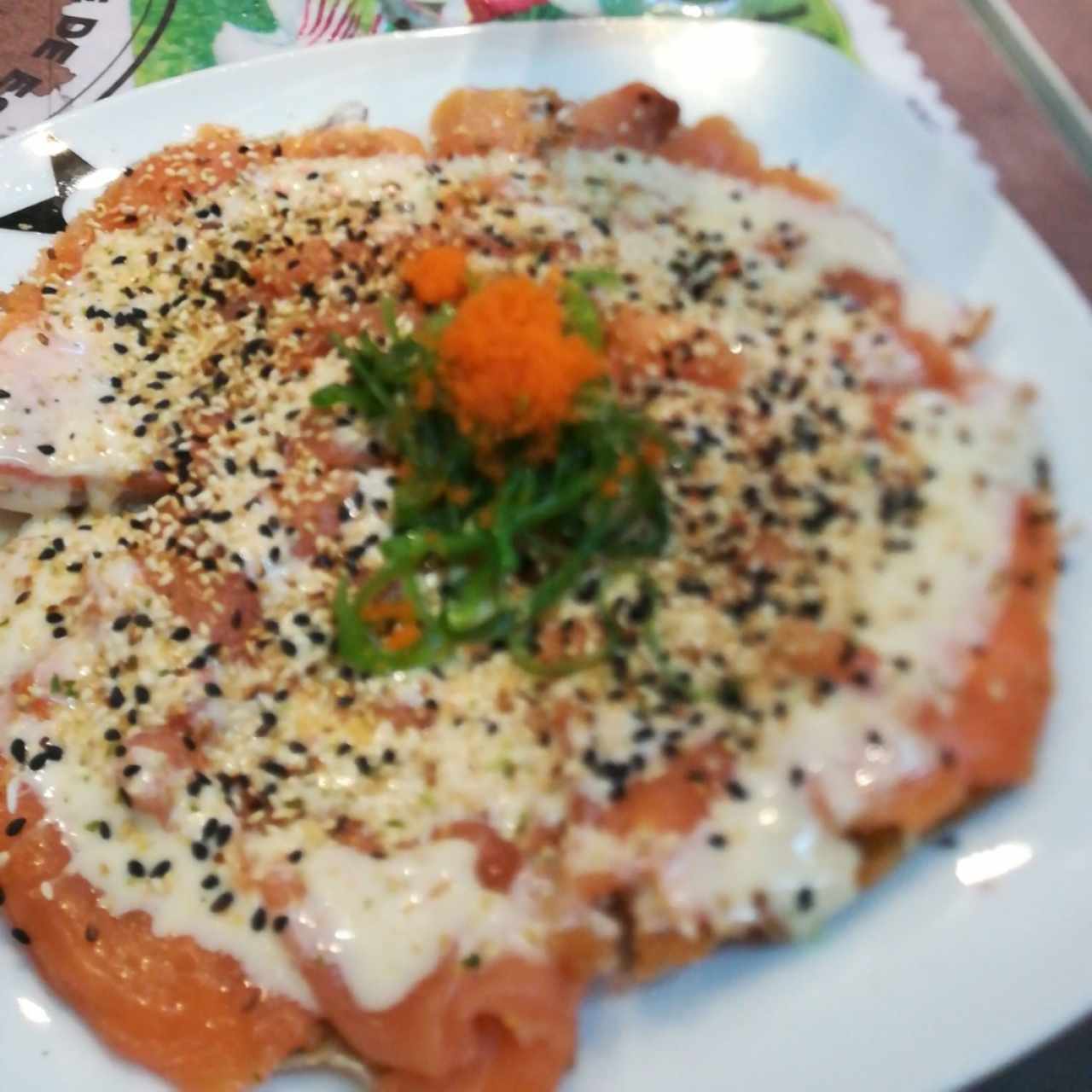 Sushi pizza de salmón