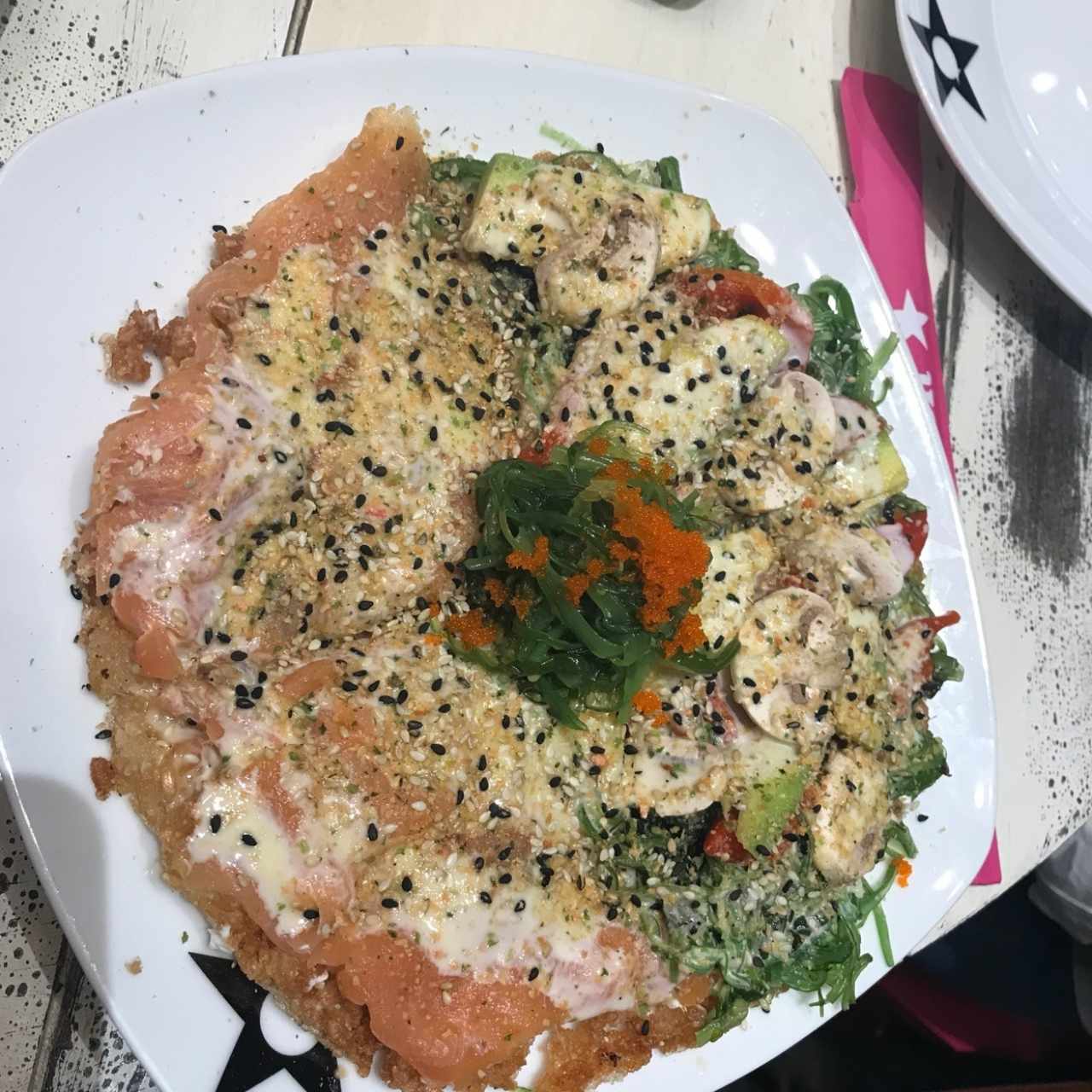 pizza en base arroz mixta de salmon y vegetales