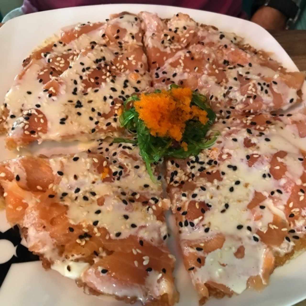 Sushi pizza de salmón