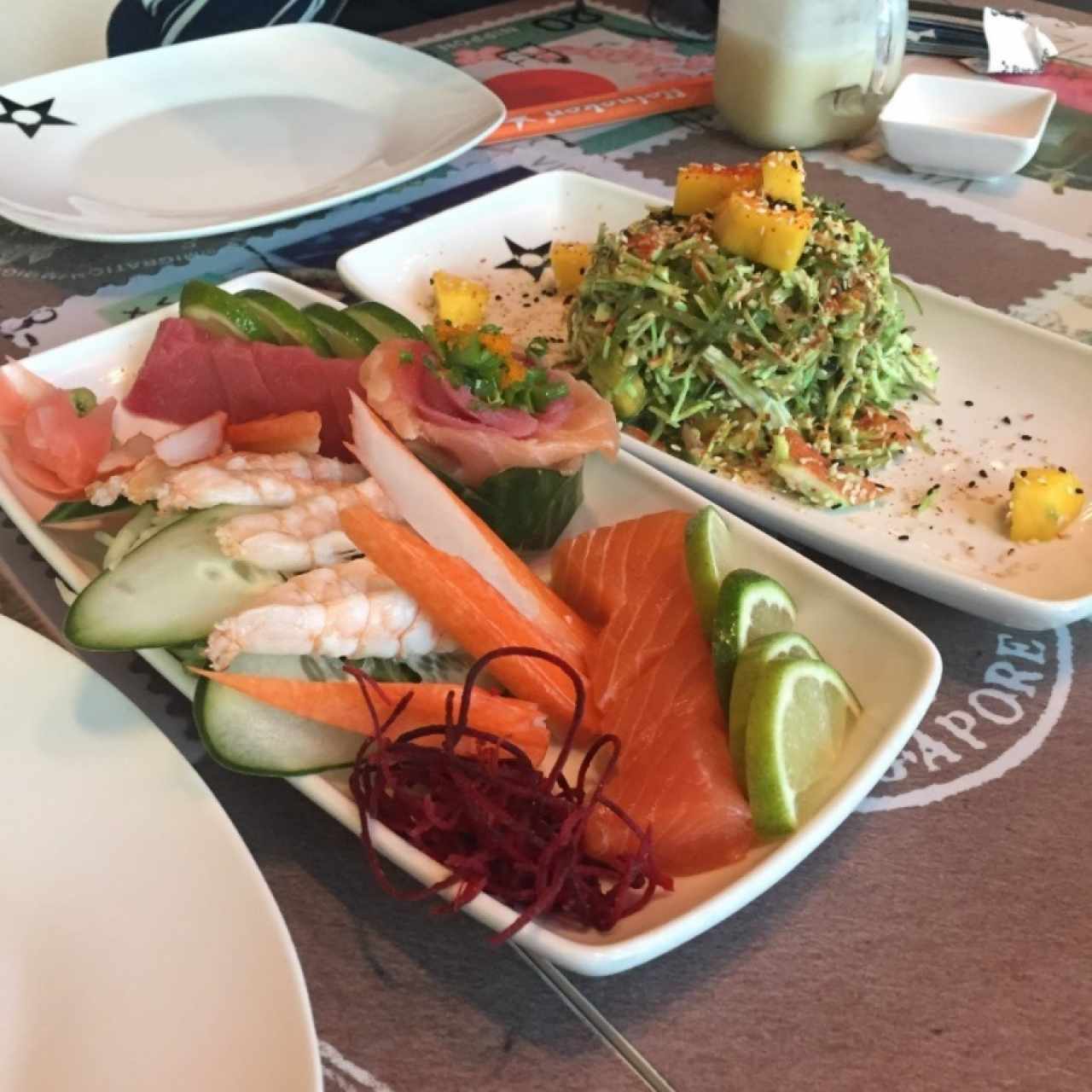 sashimi y ensalada nacion. 