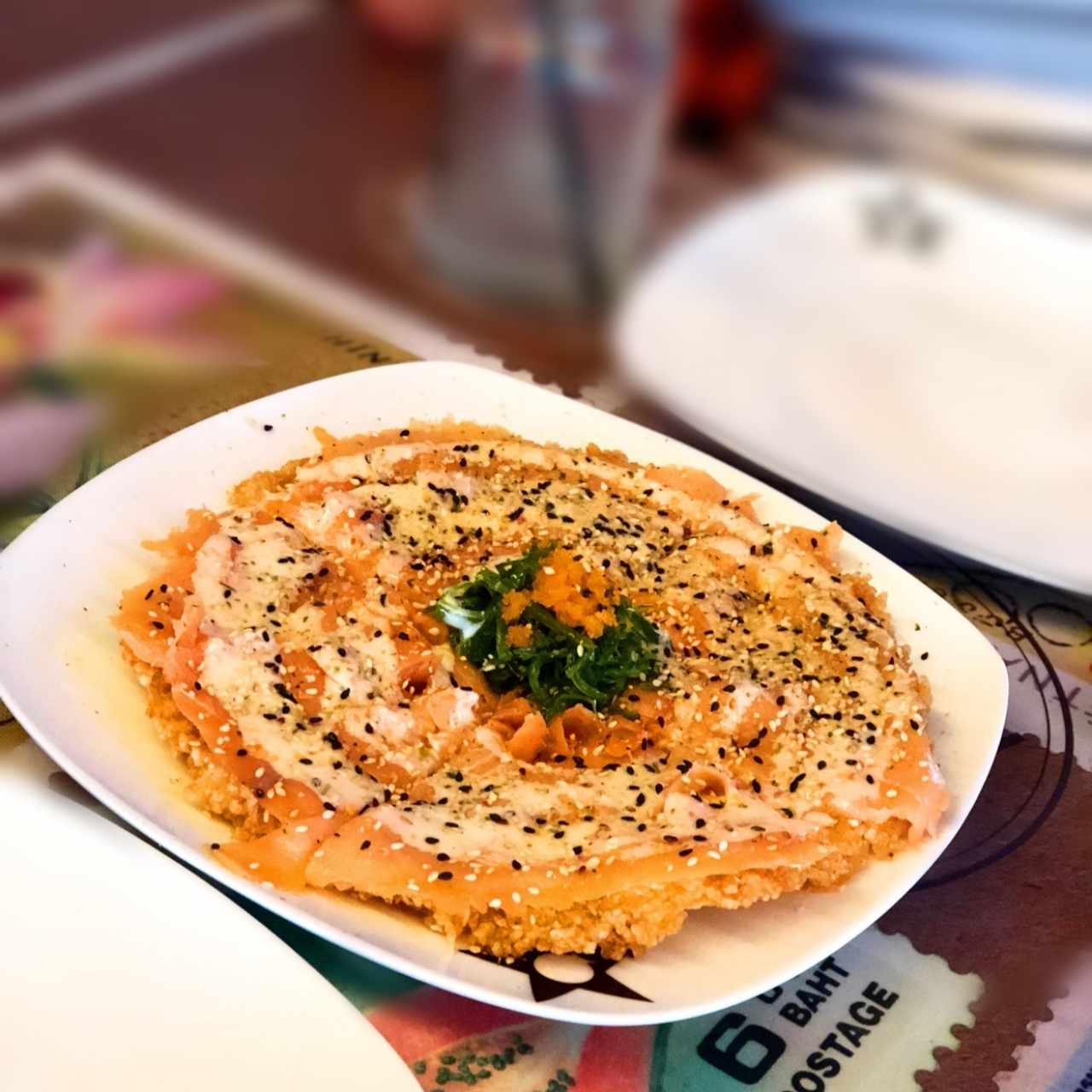 Sushi pizza de salmón