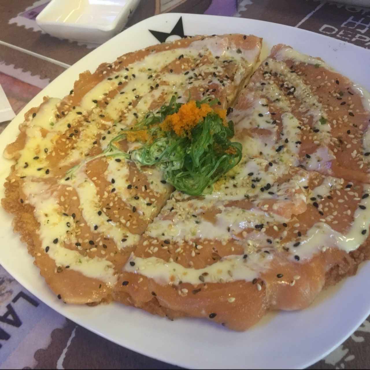 Sushi pizza de salmón