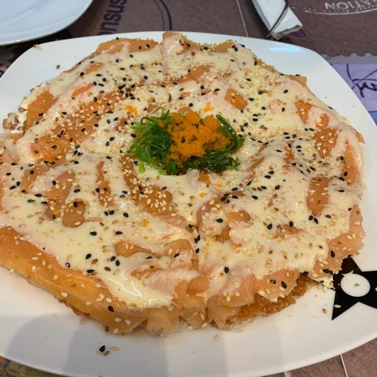 Sushi pizza de salmón