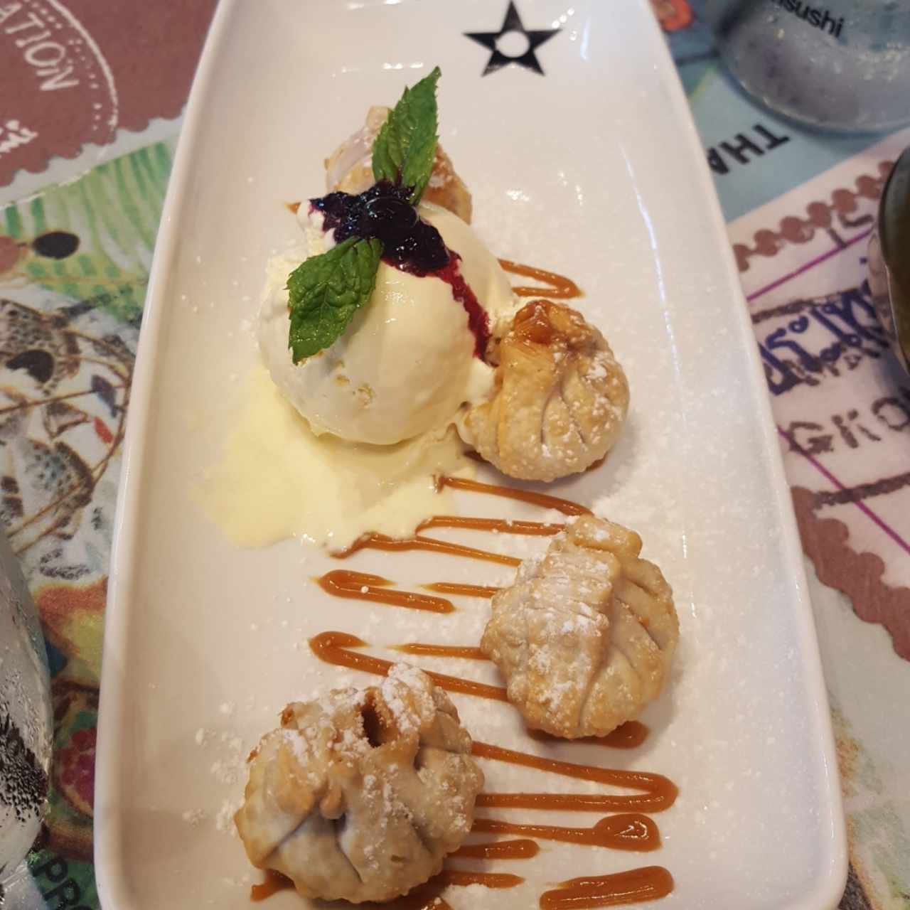 Wontons de queso y dulce de leche con helado