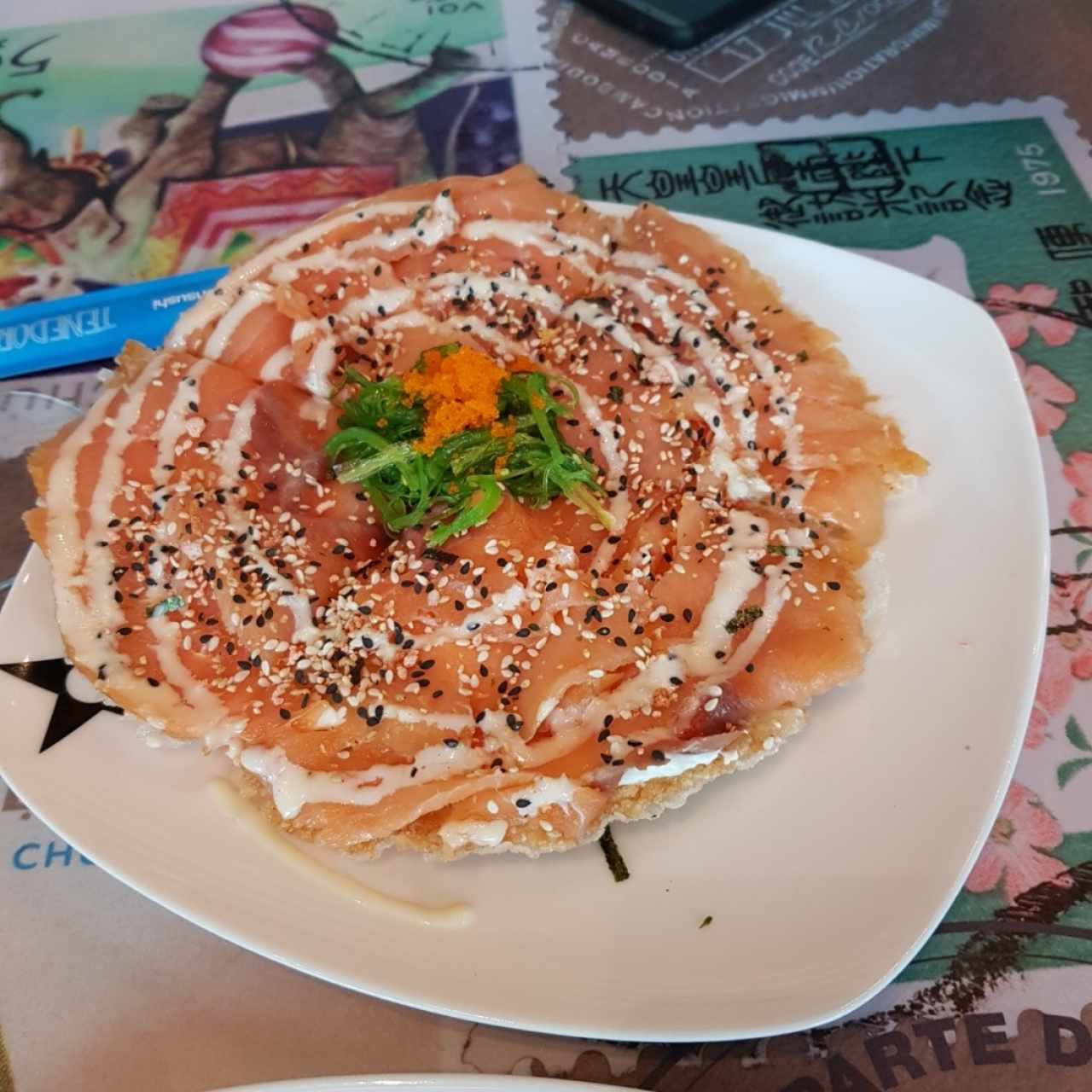 Sushi pizza de salmón 